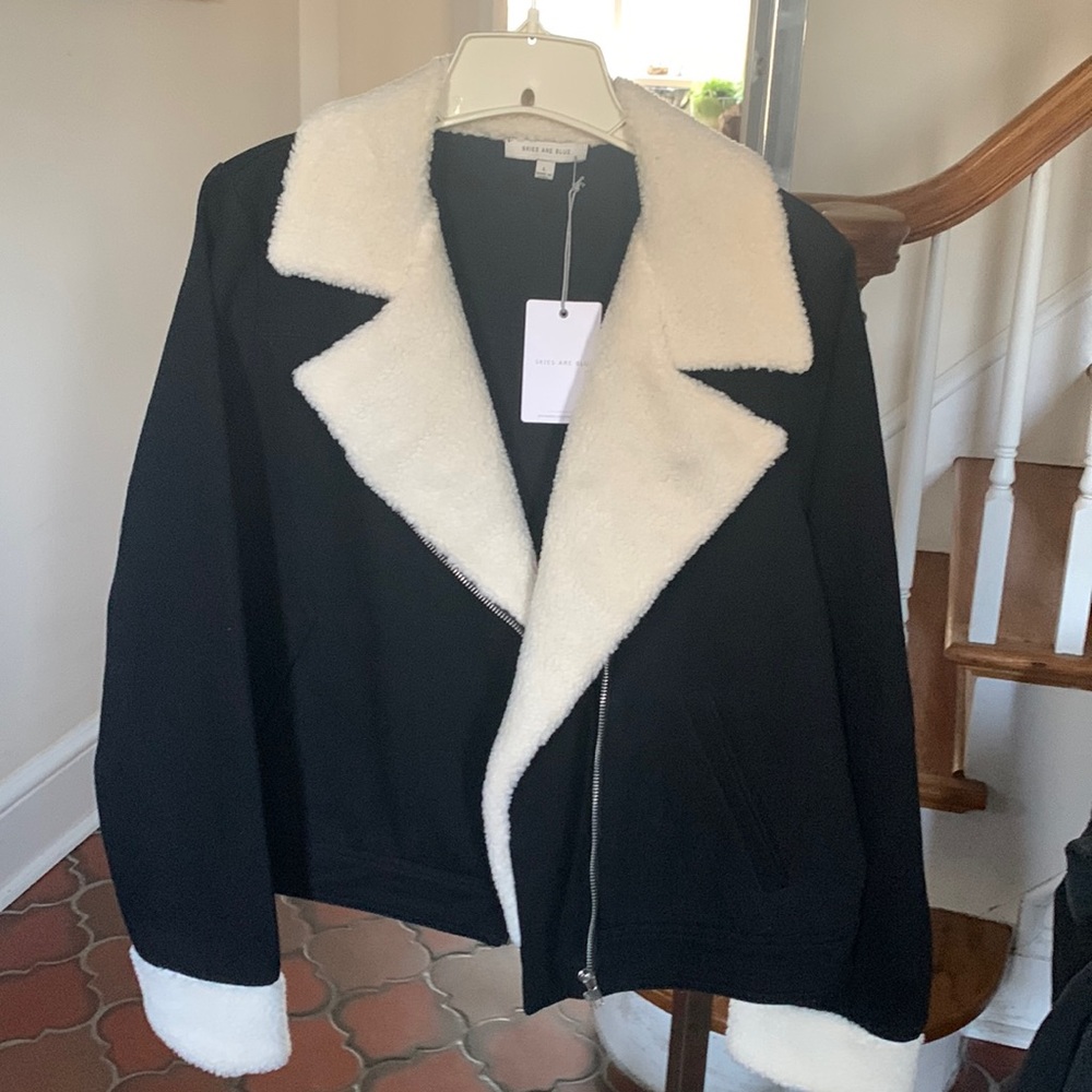 Black jean jacket with Sherpa details